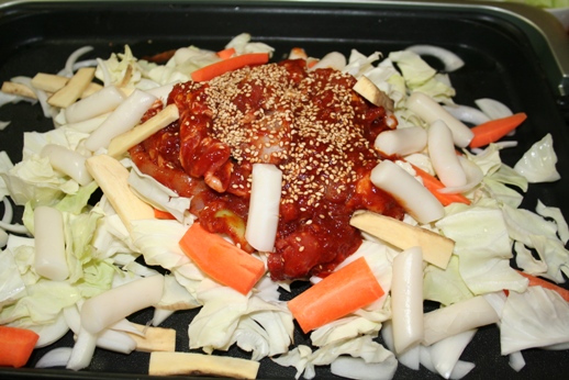 ダッガルビの作り方 盛り沢山の野菜と鳥の鉄板焼き 닭갈비 のレシピ 韓国料理店に負けない韓国家庭料理レシピ 眞味