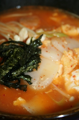 キムチトック 김치떡국 のレシピと作り方 ピリッと辛いけど あさっりした熟成キムチスープが美味しい 韓国料理店に負けない韓国家庭料理レシピ 眞味