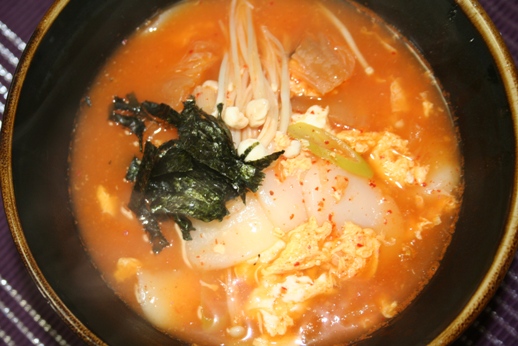 キムチトック 김치떡국 のレシピと作り方 ピリッと辛いけど あさっりした熟成キムチスープが美味しい 韓国料理店に負けない韓国家庭料理レシピ 眞味