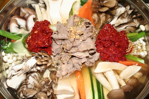 ボソッメウンタン 버섯매운탕 きのこ盛り合わせの辛いチゲ鍋 韓国料理店に負けない韓国家庭料理レシピ 眞味