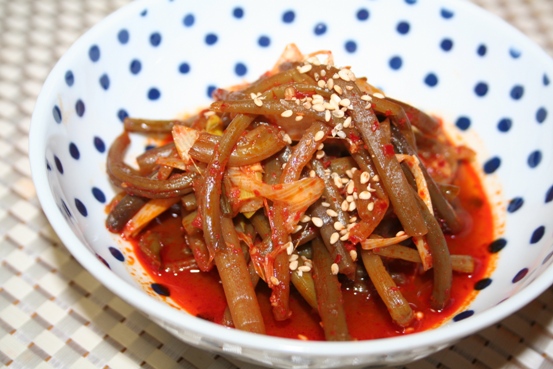 さつま芋蔓の辛口煮込みレシピ ーー 煮干しの香りでサツマイモ蔓の味が引き立つ 韓国料理店に負けない韓国家庭料理レシピ 眞味